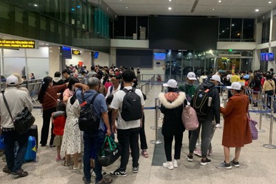 Sân bay Tân Sơn Nhất “tăng nhiệt” trong ngày mùng 4 Tết
