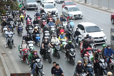 Giao thông Hà Nội đông đúc khi người dân quay trở lại sau kỳ nghỉ Tết