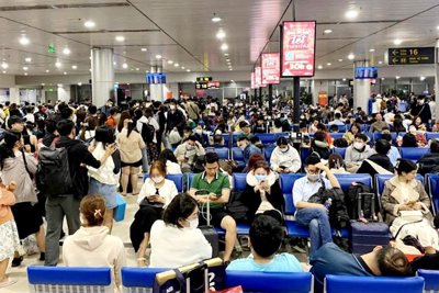 Mùng 5 Tết: Sân bay Tân Sơn Nhất "lập đỉnh", đón khoảng 148.000 hành khách 