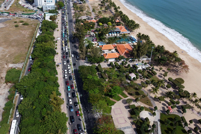 Khánh Hòa: Hàng nghìn xe ô tô nối dài trên đường biển Trần Phú