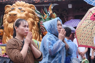 Người dân dậy sớm, đội mưa đi khai hội chùa Hương