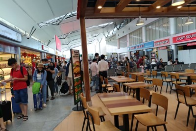 Sân bay Đà Nẵng: Quầy bán hàng lấn lối đi, hành khách thiếu chỗ ngồi đợi