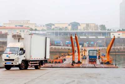 Quảng Ninh: Xuất khẩu 925 tấn hàng đầu tiên qua lối mở cầu phao Móng Cái