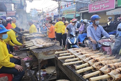 Phố cá lóc nướng ở TP Hồ Chí Minh tấp nập ngày vía Thần Tài