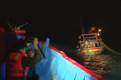 Hà Tĩnh: Bắt giữ 5 tàu giã cào khai thác hải sản trái phép