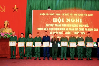 Huyện Phú Xuyên tặng 20 sổ tiết kiệm cho tân binh và quân nhân xuất ngũ