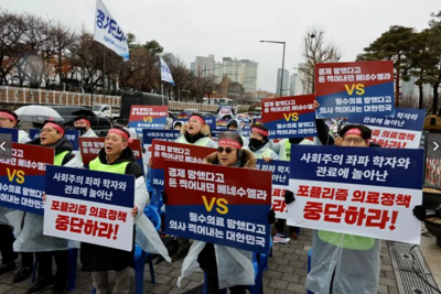 Hàng nghìn bác sĩ tại Hàn Quốc đình công tập thể 