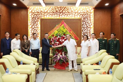 Chủ tịch UBND Thành phố Trần Sỹ Thanh thăm, chúc mừng các đơn vị y tế
