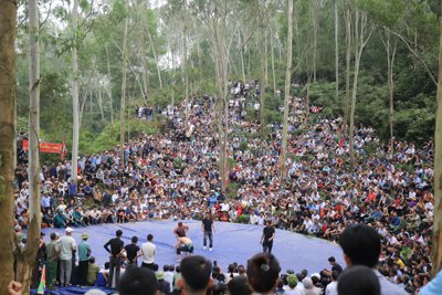 Hàng trăm người chen nhau xem đô vật thi đấu tại lễ hội đền Vua Mai