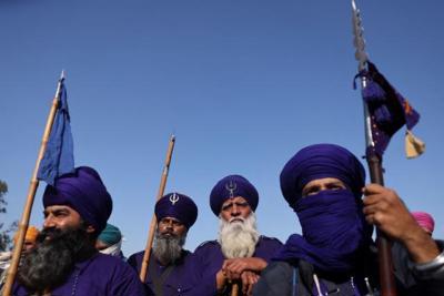 Đoàn biểu tình tại Ấn Độ nhận được sự hỗ trợ từ Nihang Sikhs 
