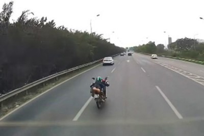 Tạm giữ hình sự nam thanh niên nằm lái xe máy trên Đại lộ Thăng Long