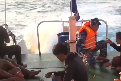 Cảnh sát biển cứu 7 ngư dân bị chìm tàu