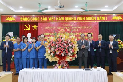 Lãnh đạo Thành phố Hà Nội thăm, chúc mừng các cơ sở y tế