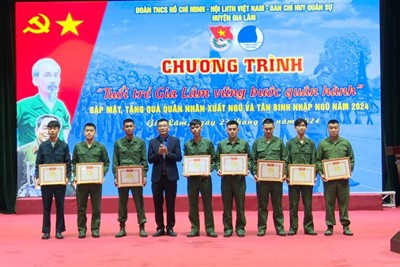 Huyện Gia Lâm: Gặp mặt, tặng quà tân binh và quân nhân xuất ngũ năm 2024