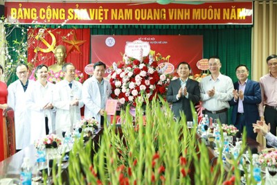 Huyện Mê Linh: Thăm, chúc mừng lực lượng y tế nhân Ngày Thầy thuốc Việt Nam
