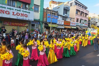 Tết Nguyên tiêu của người Hoa ở TP Hồ Chí Minh đón hàng vạn người xem