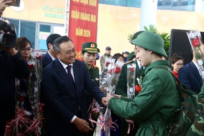 Chủ tịch UBND TP Trần Sỹ Thanh động viên tân binh lên đường nhập ngũ