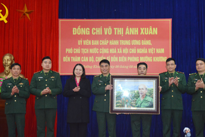 Phó Chủ tịch nước Võ Thị Ánh Xuân thăm, tặng quà bộ đội biên phòng