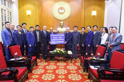 Hiệp hội Doanh nhân Việt Nam ở nước ngoài trao tặng 21 nhà Đại đoàn kết