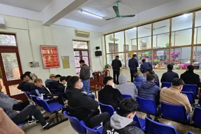 Cảnh sát giao thông Bắc Giang tăng ca để giải quyết hồ sơ vi phạm