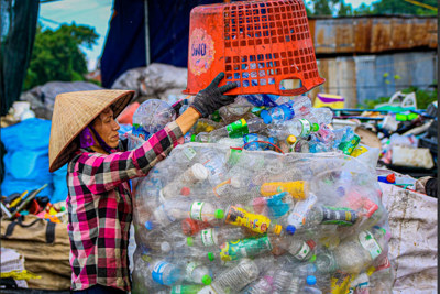 Nan giải việc tái chế rác thải nhựa