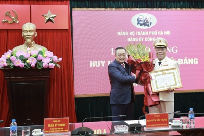 Giám đốc Công an Thành phố Hà Nội nhận huy hiệu 30 năm tuổi Đảng