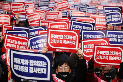 Khủng hoảng ngành y Hàn Quốc: Bác sĩ biểu tình đối mặt pháp lý