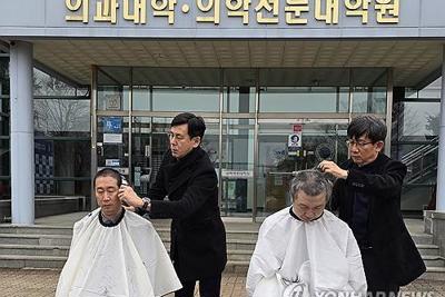 Khủng hoảng ngành y Hàn Quốc: Giáo sư xuống tóc ủng hộ biểu tình