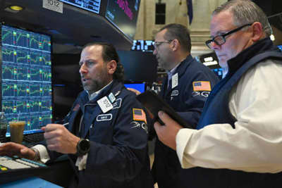 Chứng khoán Mỹ  rung lắc, Dow Jones sụt gần 100 điểm