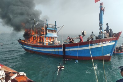 Quảng Ngãi: Hỏa hoạn thiêu rụi tàu cá, thiệt hại hàng tỷ đồng
