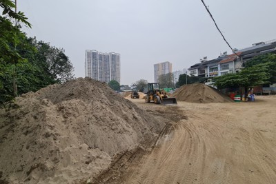 Nhiều bãi vật liệu xây dựng trái phép xuất hiện trên phố Định Công