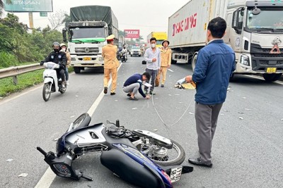 Tai nạn giao thông mới nhất 8/3/2024: Xe máy va chạm xe container, một người thiệt mạng