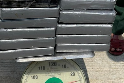 Phát hiện gần 30kg chất nghi ma túy dọc bờ biển Lý Sơn