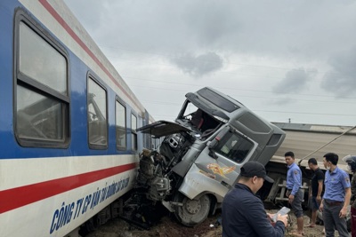 Nghệ An: Hiện trường vụ tai nạn giữa tàu chở khách và xe tải 
