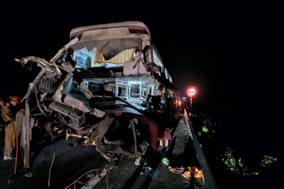 Hiện trường vụ tai nạn thảm khốc trên cao tốc Cam Lộ - La Sơn