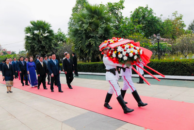 Đoàn đại biểu cấp cao TP Hà Nội dâng hương tại Đài tưởng niệm liệt sĩ vô danh Lào