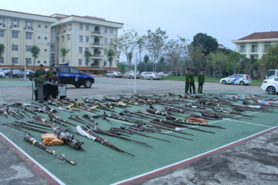 Lào Cai: Người dân tự giác giao nộp hàng trăm vũ khí, công cụ hỗ trợ