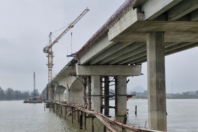 Sắp hợp long cầu vượt sông dài nhất trên tuyến cao tốc Bắc- Nam