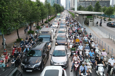 Ùn tắc giao thông trên trục Tố Hữu - Lê Văn Lương: Người dân mỏi mòn chờ giải pháp