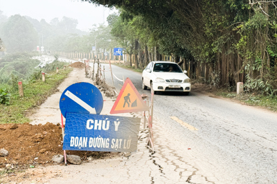 Tỉnh lộ 414 sụt lún nghiêm trọng đường đi 2 xã miền núi huyện Ba Vì