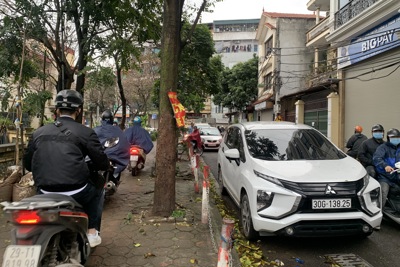 Những chiếc xe đỗ sai quy định trên phố Đại Linh khiến người đi đường bức xúc