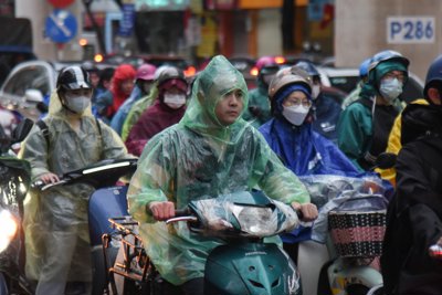 Hà Nội: Dòng phương tiện nhích từng centimet khi gặp thời tiết mưa, rét đầu ngày