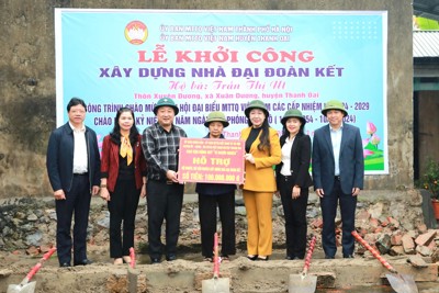 Hà Nội: Trao tặng kinh phí khởi công xây dựng nhà Đại đoàn kết