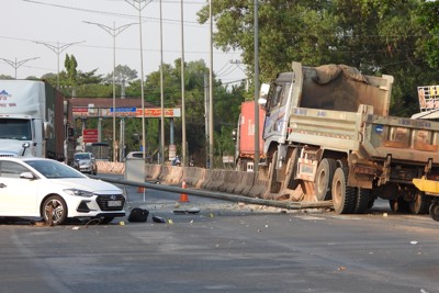 Xe ben tông đổ trụ đèn, lao lên dải phân cách