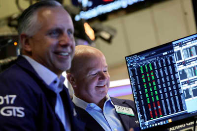 Chứng khoán Mỹ lại lập kỷ lục, Dow Jones tăng hơn 300 điểm