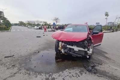 Tai nạn giao thông mới nhất 21/3/2024: 2 nữ tài xế tông xe tại ngã tư