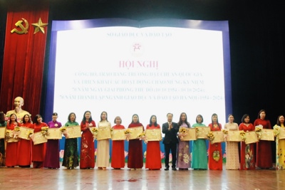 Hà Nội: trao bằng công nhận chuẩn quốc gia cho 167 trường