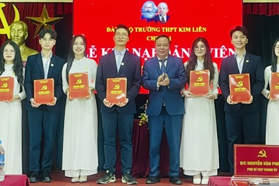 7 học sinh xuất sắc Trường THPT Kim Liên đứng trong hàng ngũ của Đảng