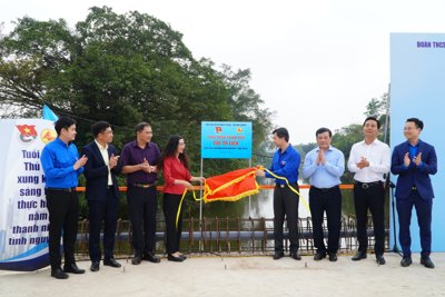 Gắn biển Công trình thanh niên xây dựng cầu Tô Lịch tại huyện Thường Tín