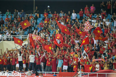 [Chùm ảnh]: Người hâm mộ thất vọng khi tuyển Việt Nam thua đậm Indonesia